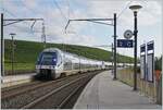 Mit dem SNCF Z 27692 an der Spitze und dem hier zu sehenden SNCF 27533 durchfährt ein mehrteiliger TER von Lyon auf der Fahrt nach Genève den Halt Russin. Der (Foto) - Blick in östlicher Richtung ist nicht nur infolge des Gegenlichtes weit weniger interessant als das Bild aus der Gegenrichtung. Immerhin sehr eindrücklich zeigt sich hier die ländliche Landschaft bei Russin, wenige Kilometer von Genève entfernt. 

26. Aug. 2024