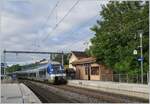 Mit dem SNCF Z 27692 an der Spitze durchfährt ein mehrteiliger TER von Lyon auf der Fahrt nach Genève den Halt Russin. 
Das Bild zeigt das typische, wohl noch aus der PLM Zeit stammende  Bahnhofsgebäude  sowie eine gut dazu passenden Warteraum.  

26. Aug. 2024
