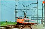 Der SNCF TGV 114 von Lausanne nach Paris fährt in Arnex durch.

3. März 1995