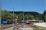 Während der TRAVYS Domino Le Pont erreicht, warten links im Bild ein Rangierlok und zwei vierachsige Bi Wagen, wie sie Seetal und beispielsweise bei der EBT SEZ oder GBS im Einsatz standen, auf