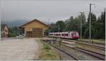 Der Regionalzug 6011 von Vallorbe nach Le Brassus mit dem schiebenden TRAVYS RBDe 560 385-7  Lac de Joux  verlässt nun Le Pont, der Fotograf hat seine Schuldigkeit getan, und wird in einer Stunde