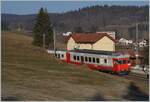 Der TRAVYS RBDe 567 174 (94 85 7567 174-8)  Fleurier  des sogenannte  Schülerzug  schiebt seinen durch die hüglige Juralandschaft nicht mehr zu sehenden B und Abt als Regionalzug 6009 nach dem Halt auf Verlangen in Les Charbonnières weiter in Richtung Le Brassus. 24. März 2022 