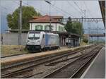 Die an die BLS vermietete RailPool 187 008-8 wartet in Chavornay auf ihre Güterlast.