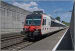 Der mit TPF-Punkten verzierte RBDe 560 243 Domino als R13 von Biel/Bienne nach Yverdon bildet einen schönen Kontrast zu den Betonmauern des Bahnhofs von Concise. 

5. Juli 2025