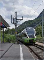 Champ-du-Moulin, hier kreuzen sich, während des zeitweise angebotenen Halbstundentakts die Regionalzüge: auf Gleis 1 trifft der tranN RABE 527 333 nach Buttes ein.