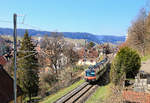 Bahnhof Le Locle: Ein NPZ Domino-Zug, geführt von Triebwagen RBe 560 232, fährt in den Bahnhof Le Locle ein, nachdem er die Steilstrecke vom Hochplateau und La Chaux-de-Fonds her