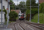 Pumpfel, das Streckenende.

Auch der Eisenbahnfreund wird ein wenig nostalgisch, wenn der NPZ mit zwei Führerständen und dem Design Schweizer Triebwagen aus den 60er Jahren auftaucht. RABe 567 171 ist noch unverändert mit den TPF-Punkten bei der CJ unterwegs, hier mit Bt 371 vorangestellt. Man könnte fast meinen, der Zug führe nun weiter nach Frankreich, dem ist allerdings mitnichten so, er rangiert nur in die Abstellung. Bonfol, Mai 2024.