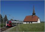 Der TPF FLIRT RABe 527 192 auf dem Weg nach Bulle bei der Kapelle von Vaulruz.