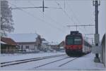 Ein (noch) eher ungewohntes Bild statt TPF Flirts kreuzen sich nun in der Dienst- und Kreuzungsstation Vuisternens-devant-Romont im Wechesl mit den Flirts der TPF SBB- und TPF- Domino Züge, wobei