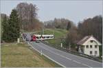 Kurz nach Pensier ist der TPF RABe 527 192 auf dem Weg nach Ins.