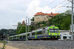 Die neue Endstation Laupen der Sensetalbahn (Teil der Berner S2): Triebwagen BLS 734 mit Jumbo-Wagen, NPZ-Zwischenwagen und NPZ Steuerwagen ABt.