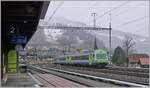 Mit dem Steuerwagen voraus erreicht ein BLS EW III RE von Zweisimmen nach Interlaken Ost den für Reisenden nun geschlossenen Bahnhof von Leissigen.