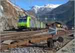 BLS Re 485 013-7 und eine Schwesterlok mit einem (nicht zu sehenden) Gterzug bei der Durchfahrt in Lalden Richtung Norden.