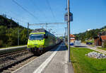 In Doppeltraktion fahren die BLS Re 465 013-1 „Stockhorn“ (91 85 4465 013-1 CH-BLS) und eine unbekannte BLS Cargo Re 475 (Siemens Vectron MS) am 08.09.2021 mit einem KLV-Zug durch den