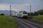 Fernverkehrstag auf der Altstrecke.

Via Burgdorf gibt es zumeist nur noch Güterverkehr, Nahverkehr und überregionale Züge nach Bern. Eine Rola tauchte noch auf mit Re 486 501. Bettenhausen, Juni 2023.