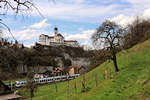 Werthenstein: BLS Lötschberger 115 mit Kambly-Werbung und Blick auf die Wallfahrtskirche aus dem 17.Jahrhundert.