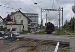 Rundfahrt vom Bodensee durchs Emmental mit 23 058 und Ae 4/7 11022.

Nachdem der Zug der Suhrentalbahn gerkreuzt hat, erreicht 23 058 mit hoher Geschwindigkeit die Schienenkreuzung der Nationalbahn mit der Suhrentalbahn in Oberentfelden. April 2023.