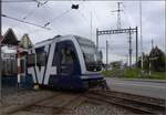 Vor dem Dampfzug mit 23 058 darf Saphir ABe 4/12 70 die Streckenkreuzung in Oberentfelden betreten.