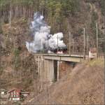 Aus dem Windgällentunnel direkt auf die Chärstelenbachbrücke erscheinen 01 202 und 01 1066 auf ihrer Gotthardabschiedsfahrt.