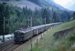 Eine Re 4/4 I fährt im Mai 1980 die Gotthard-Nordrampe hinab