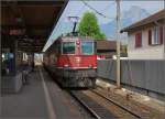 Eine echte Re 4/4 III fuhr mir mit einem Re 10/10-Pack im April 2010 in Brunnen vor die Linse.