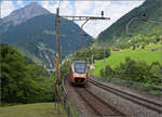 ABe 526 108/208 auf der Intschireussbrücke. Im Hintergrund das Bristental und der Chli Windgällen. Juli 2024.