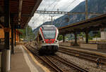 Der sechsteilige Stadler FLIRT RABe 524 113 „Chiasso“ / ETR 524 113 (RABe 94 85 2 524 113-x CH-FFS ff.) der TiLo (Treni Regionali Ticino Lombardia) fährt am 02 August 2019 als RE von Erstfeld nach Bellinzona in den Bahnhof Göschenen ein. Bis zum 4. April 2021 fuhr der TiLo als RE die Verbindung Erstfeld – Göschenen – Airolo – Biasca – Bellinzona, teilweise auch weiter über Giubiasco, Lugano, Mendrisio, Chiasso, Como San Giovanni und Monza nach Milano Centrale. Dabei wurde über die wunderschöne Gotthardbergstrecke gefahren.

Die TILO SA (Treni Regionali Ticino Lombardia) ist ein 2004 gegründetes Tochterunternehmen der SBB und der Trenitalia mit Sitz im schweizerischen Chiasso. TILO betreibt u.a. die S-Bahn Tessin, deren Linien S30 und S40 grenzüberschreitend vom Tessin in die Lombardei verkehren. 

Die 23 vierteiligen (SBB RABe 524 001-019, Trenord RABe 524 201-204) und 17 sechsteiligen (SBB RABe 524 101-117) FLIRT sind als Zweisystemfahrzeuge auf den Regionalnetzen im Tessin und in der Lombardei im Einsatz. Davon sind 4 vierteilige FLIRT im Besitz der FERROVIENORD S.p.A. Diese Stadler FLIRT sind Zweisystem-Triebzüge mit Wechsel- und Gleichstromausrüstung sowie Zugsicherung für die Strecken in der Schweiz und in Italien.  Ein durchgängiger Passagierraum, optimiert auf eine Bahnsteighöhe von 550 mm, ein hohes Beschleunigungsvermögen und der grenzüberschreitende Verkehrseinsatz sind drei der herausragenden Merkmale des Zuges. 

Technische Merkmale:
•	Heller, passagierfreundlicher Innenraum mit individueller Gestaltungsmöglichkeit
•	Volle Durchgängigkeit des Passagierraums, stufenlos begehbar
•	Großzügig gestaltete Multifunktionsabteile im Einstiegbereich
•	6 oder 10 Einstiegstüren pro Seite für schnellen Fahrgastwechsel
•	Klimatisierung für Fahrgasträume und Führerstand
•	Behindertenfreundliches, geschlossenes WC-System
•	Zulassung in der Schweiz und in Italien
•	Ergonomisch gestalteter Führerstand
•	GFK-Front mit automatischer Kupplung
•	Wagenkasten aus Aluminium-Strangpressprofilen
•	Luftgefederte Trieb- und Laufdrehgestelle
•	Redundante Antriebsausrüstung bestehend aus 4 Antriebssträngen mit wassergekühlten IGBT-Stromrichtern
•	Vielfachsteuerung bis zu 4 Züge

TECHNISCHE DATEN dieser sechsteiligen Variante: 
Baujahre: 2009 (RABe 524 101-111) und 2014 (RABe 524 112-117)
Spurweite: 1.435 mm (Normalspur)
Achsanordnung: Bo’ 2’2’2’2’2’ Bo’ 
Länge über Kupplung: 106.278 mm
Fahrzeugbreite:  2.880 mm
Fahrzeughöhe: 4.150 mm
Achsabstand im Drehgestell: 2.700 mm (Motor- und Laufdrehgestell)
Triebraddurchmesser:  860 mm (neu)
Laufraddurchmesser:  750 mm (neu)
Speisespannung: 15 kVAC / 3 kVDC 
Dauerleistung am Rad: 2.000 kW
Max Leistung am Rad: 2.600 kW
Anfahrzugskraft (bis 47 km/h):  200 kN 
Anfahrbeschleunigung:  ~ 1,2 m/s2
Höchstgeschwindigkeit 160 km/h
Fußbodenhöhe: 570 mm (Niederflur am Einstieg) / 1.120 mm (Hochflur)
Einstiegstüren pro Seite: 10 (je 1.300 mm breit)
Sitzplätze: 56 (1.Klasse) / 180 (2.Klasse) + 14 Klappsitze 
Stehplätze (4 Pers./m2): 373
WC: 2 geschlossenes WC-System, Behindertengerecht
Bremse: Ch-C-pn-R-A-E-Mg

Quelle: Stadler Rail und Anschriften
Stand (Überarbeitung): 2025 
