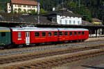 Der EW I - Speisewagen SBB WR 50 85 88-33 700-8, ex WR 50 85 88-33 615-8, ex WR 10133, der SBB Historic (Depot Erstfeld), am 02 August 2019 im Bahnhof Göschenen, im Zugverband eines Sonderzuges mit Gotthard Krokodil Ce 6/8 II 14253.

Der Wagen wurde 1958 von der SWS Schweizerische Wagons- und Aufzügefabrik AG Schlieren-Zürich gebaut und als Dr4ü 10133 an die SBB geliefert. 

Weiterer Lebenslauf dieses Wagens:
1963 Umzeichnung zu WR 10133
1968 UIC-Umnummerierung WR 50 85 88-33 122-5 
1978 Umbau zum Selbstbedienungswagen WR 50 85 88-33 616-6
1989 Umbau zu  Chäs-Express  WR 50 85 88-33 700-8 (aktuelle Beschriftung, aber nicht Lackierung)

Die SBB führte Anfang der 1990er Jahren den  Chäs Express  ein, eine kleine Flotte von Speisewagen von Käsewagen, die extra für das Servieren von Käsefondue ausgestattet waren. Sie erhielten eine  Käseblock -Lackierung, um sie von normalen Speisewagen zu unterscheiden. Dieser Wagen trägt zwar die WR 50 85 88-33 700-8 des „Chäs-Express“, ist aber in der Lackierung der 1960er. Eigentümer des Wagens ist heute die SBB Historic.

Informationen zur Fahrzeugfamilie/Fahrzeugserie:	
Nach den Erfahrungen mit den Leichtstahlwagen der Typen 1937 und 1953 strebte die SBB neue Einheitswagen an. Die von SIG Neuhausen und SWS Schlieren vorgeschlagene Lösung setzte sich durch, erste Prototypen standen 1956 bereit. Im Unterschied zu den bisherigen Leichtstahlwagen wurden die Eingangsplattformen über den Drehgestellen angeordnet. Der Einstieg wurde dadurch an Perrons in Kurven erleichtert und es entstand ein einziger größer Fahrgastraum, meist durch eine Glastrennwand mit Schwenktüre unterteilt. Die ersten Einheitswagen trugen die Bezeichnung EW I. Bei den Hauptrevisionen in den 1970er Jahren wurden die Faltenbälge an den Wagenübergängen durch Gummiwülste ersetzt und die Wagenkästen an beiden Enden etwas verlängert. Zudem erhielten die Wagen bei diesen Umbauten an beiden Stirnseiten je zwei rote Zugschlussleuchten.

Den EW I folgten in späteren Jahren Weiterentwicklungen mit den Bezeichnungen EW II, EW III und EW IV. 

Zwischen 1958-1961 nahm die SBB zehn EW I - Speisewagen mit den Nummern WR 10127-10136 in Betrieb (88-33 119–122 / 510–512 / 610–612). Ab 1975 wurden sieben der zehn EW I - Speisewagen für Selbstbedienung umgebaut (WR 88-33 610–616). 1989, 1991 und 1993 wurden drei Wagen zu „Chäs-Express“-Wagen umgebaut, darunter der vorliegende Wagen 88-33 700 im Jahre 1989.

TECHNISCHE DATEN (Speisewagen):
Spurweite: 1.435 mm (Normalspur)
Anzahl Achsen: 4 in 2 Drehgestellen
Länge über Puffer: 23.500 mm 
Länge Wagenkasten: 23.200 mm
Drehzapfenabstand: 16.900 mm
Achsabstand im Drehgestell: 2.700 mm
Laufraddurchmesser: 910 mm (neu)
Drehgestelltyp: SWS (mit Schraubenfedern)
Breite: 2.920 mm
Höhe: 4.500 mm
Wagenbodenhöhe: 1.100 mm 
Höchstgeschwindigkeit: 140 km/h
Eigengewicht: 39 t
Bremse: Oerlikon O-R 49t (P39t)
Sitzplätze: 30
Die EW I 1. und 2. Klasse Wagen haben etwas andere Längen-Abmessungen

Ausstattung: 
Layout des Innenraums: Speiseraum mit fest eingebauten Tischen und Sitzbänken. Mittelgang mit 2:1-Bestuhlung.
Toilette: Nein
Innenbeleuchtung: Leuchtstoffröhren
Heizung: Elektrisch (1.000V)
Klimaanlage: Nein
Kundeninformationsystem: Lautsprecheranlage für Durchsagen
Sonstige Einrichtungen: Musikanlage, Kühlanlage, Tiefkühler, 2 Rechaudplatten, Kaffeemaschine, 2 Mikrowellengeräte, Umluftbackofen, Geschirrspüler, 1 Raclette-Steckdose pro Tisch

Die Einheitswagen EW I:
Ausziehbare Abteiltische, gepolsterte Sitzbänke in der 2. Klasse, verglaste Trennwände zwischen Raucher- und Nichtraucherabteilen, verstellbare «Fauteuils» (Sitze) in der 1. Klasse und ein geräumig wirkender Fahrgastsaal: So lesen sich ein paar der Eigenschaften des Einheitswagen I (EW I), der während drei Jahrzehnten das Rückgrat des SBB-Fuhrparks war. Eingesetzt wurden die im damals typischen SBB dunkelgrün gehaltenen Wagen im Fern- und Regionalverkehr nach dem Motto: Gleicher Komfort für alle, auf kurzen und langen Strecken.

Entstanden sind die EW I aus einem Ideenwettbewerb unter Schweizer Rollmaterialherstellern. Hergestellt wurden sie dann zwischen 1956 und 1967 von einem Konsortium der Industriegesellschaft Neuhausen (SIG) und der Schweizerischen Wagons- und Aufzügefabrik AG Schlieren (SWS). 1.208 Wagen wurden insgesamt gebaut, 1.028 Stück davon für die 2. Klasse. In vielerlei Hinsicht war der EW I damals zukunftweisend: Die Einstiege etwa waren über dem Drehgestell und nicht mehr in der Mitte angeordnet, die WCs an den Wagen-Enden. Neben den Personenwagen beschaffte die SBB auch zahlreiche EW I als Steuer- und Speisewagen, sowie Gepäck- und Postwagen. Die Gepäckwagen verfügten über eine eingebaute Gefängniszelle, die bis Anfang der 2000er Jahre für den Transport von Gefangenen genutzt wurde. Daneben gab es den EW I aber auch als Salonwagen für Staatsbesuche und politische Feierlichkeiten.

Alle Serien von Einheitswagen haben folgende Merkmale:
•	Einstiege über den Drehgestellen, WC und Plattform am Wagenende, ein großes Passagierabteil zwischen den Einstiegen
•	Großraumwagen
•	Vis-à-vis-Sitzanordnung mit einem Mittelgang
•	bei Ablieferung getrennte Raucher- und Nichtraucherabteile, anfänglich je 50 % (Ab Dezember 2005 wurde das Rauchen in Zügen generell verboten, und die Pendeltüren zwischen den Abteilen wurden entfernt.)
•	Leichtbauweise (bis EW III)

Die Einheitswagen lösten die letzten Holzkastenwagen und die schweren Stahlwagen ab und wurden lange gemeinsam mit den Leichtstahlwagen eingesetzt. Nach Einführung des Taktfahrplans im Jahre 1982 wurden die Wagen vermehrt typenrein eingesetzt. Von den Einheitswagen gab es vier Serien (EW I bis IV).

Die Einheitswagen I sind die Nachfolger der Leichtstahlwagen und wurden zwischen 1956 und 1967 gebaut. Sie waren ursprünglich in SBB-Grün lackiert und hatten ein Gewicht von 28 bis 32 Tonnen, eine Länge von 23,7 m und eine zulässige Höchstgeschwindigkeit von 140 km/h. Die ersten vier Einheitswagen erschienen 1956, kurz vor der Abschaffung der dritten Wagenklasse, noch als C4ü.

Damit die Einstiege über dem Drehgestell angeordnet werden konnten, mussten die Drehgestellrahmen in der Mitte gekröpft ausgeführt werden. Die Primärfederung (zwischen Rad und Drehgestellrahmen) erfolgt durch Schraubenfedern, für die Sekundärfederung (zwischen Drehgestellrahmen und Wagenkasten) kamen zwei Varianten zur Ausführung:

•	Schraubenfedern nach einem Konstruktionsprinzip der SWS Schlieren; das Drehgestell wird deshalb Schlieren-Drehgestell genannt;
•	Torsionsstäbe aus der Entwicklungslinie der SIG Neuhausen für die Wagen erster Klasse.

Die größte Serie bei den SBB-Personenwagen waren die 2. Klasse Einheitswagen I, von denen in zwölf Jahren 1.028 Stück gebaut wurden. Die Sitze der EW I hatten in der zweiten Klasse ursprünglich braune Kunstlederpolsterungen. Bei ihrer Hauptrevision in den 1970er-Jahren bekamen sie wie die EW II in Nichtraucherabteilen einen grünen und in Raucherabteilen einen roten Sitzbezug. Die ursprünglichen Faltenbalgübergänge wurden durch Gummiwulstübergänge und die bislang eingebaute Glühlampenbeleuchtung durch eine Beleuchtung mit Leuchtstofflampen wie in den EW II ersetzt. 

Bei dem später erfolgten Umbau auf kondukteurlosen Betrieb wurden alle dazu ausgewählten Wagen auch für den Betrieb in Pendelzügen umgebaut, diese Wagen (ausser den Steuerwagen) haben eine 5 auf der achten Stelle der UIC-Nummer (z. B. 50 85 20-35 000). Bei diesem Umbau wurden auch die ursprünglich eingebauten Achsgeneratoren mitsamt Laderegler durch elektronische Batterieladegeräte ersetzt, die aus der Zugsammelschiene, früher Heizleitung genannt, versorgt werden (ee-Kennzeichen im Anschriftenfeld).

Die Senkfenster sind einteilig, einfach verglast und rahmenlos, die Scheiben werden beim Öffnen bis zur Hälfte in die Wagenseitenwand versenkt. Die Speisewagen sind mit Übersetzfenstern ausgestattet.

Die Speisewagen EW I unterschieden sich von ihren Vorgängern der Leichtstahlbauart vor allem durch das gesickte Dach und die Türen; außerdem waren sie 80 cm länger. Die Speisewagen wurden in zwei Serien beschafft, diese waren bei Auslieferung weinrot lackiert (wie hier). Die ersten sieben Wagen von 1958 wurden ab 1975 in Selbstbedienungswagen (Self-Service) umgebaut und erhielten dabei einen helleren roten Anstrich mit grauen Zierlinien. Weitere Umbauten folgten ab 1989, drei Wagen erhielten einen gelben Anstrich mit Käselöchern und wurden als Chäs-Express bezeichnet, drei weitere erhielten ein violettes Fensterband und magentafarbenes Schrägband für den Betreiber „Le Buffet Suisse“, zwei davon mit der Anschrift Calanda Land. 1961 wurden drei weitere pendelzugfähige Wagen geliefert, welche in den 1980er Jahren eine Modernisierung mit Neuanstrich in verkehrsrot und steingrau entsprechend den Speisewagen der EW IV erhielten. Ein elfter Wagen wurde 1961 aus einem ausgebrannten Leichtstahlwagen umgebaut und wurde in den 1970er Jahren wie die Selbstbedienungswagen angestrichen.

2021 nahmen die SBB die letzten Einheitswagen I aus dem Verkehr.

Quellen: SBB Historic / wikipedia / bahnonline.ch
Stand (Überarbeitung): September 2025
