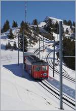 Der 1937 von SLM und BBC gebaute BDhe 2/4 N° 3 mit einem Vorstellwagen hat Rigi Staffel verlassen und wird in wenigen Miuten die Gipfstation Rigi Kulm erreichen.