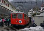 Der 1937 von SLM und BBC gebaute BDhe 2/4 N° 3 wartet mit einem Vorstellwagen in Vitznau auf die Abfahrt Richtung Rigi.