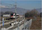 Der TILO RABe 524 105  Arbedo Castione  hat die  Confine de Stato  Schilder hinter sich gelassen und ist folglich in der Schweiz, die Stromumstellung von 3000 V Gleichstrom zu 15000 V Wechsstrom erfolgt in Kürze, gleich nach der Überquerung des Baches Gaggiolo.

5. Jan. 2019