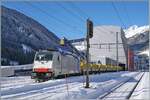 Die Railpool 186 497 ist mit ihrem aus Sggrrs S 204 Wagen bestehenden Ganz-Güterzug in Airolo angekommen.