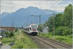 Der SBB FFS RABe 524 158 auf der Fahrt nach Locarno erreicht den Halt Riazzino.