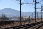 Ueber den Seedamm Rapperswil - Pfäffikon SZ: Zug 511 001 entfernt sich über den Seedamm Richtung Pfäffikon SZ.
