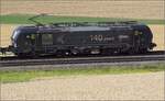 Der Urheber der elektrischen Traktion Werner Siemens reitet ber 140 Jahre spter auf seiner ersten elektrischen Bahn am Fotografen vorbei.