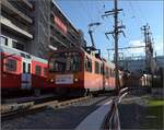 Abschied von einem Unikum, der Mehrsystemoberleitung in Zürich Giesshübel.

Hier in Giesshübel treffen Gleichstrom und Wechselstrom aufeinander. So weicht die 1,2 kV Gleichstromfahrleitung der Uetlibergbahn seitlich aus. Der Stromabnehmer geht knapp am Masten vorbei. Be 556 527, Be 556 526 und Be 556 522 greifen mit gleich 6 Stromabnehmern den Strom ab. April 2022.