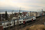 Eine S8 nach Päffikon SZ fährt in Thalwil von der Seestrecke mit Halt an allen Stationen her ein.