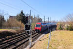 Die Strecke Uster - Wetzikon - Rüti ZH - Rapperswil: Lok 450 062 bringt Ihre S15 am Ritterhaus von Bubikon vorbei in Richtung Rüti ZH und Rapperswil.