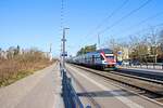 Die Strecke Uster - Wetzikon - Rüti ZH - Rapperswil: Diese Strecke wird von 4 S-Bahnlinien bedient. Die S5 kommt von Pfäffikon SZ über den Seedamm nach Rapperswil und fährt von dort über Uster Richtung Zürich, die S14 kommt von Hinwil über Uster Richtung Zürich, die S9 beginnt in Uster und fährt Richtung Zürich, und die S15 fährt ab Rapperswil über Uster Richtung Zürich. Von den 4 Linien führt nur eine, nämlich die S14, hinauf nach Wallisellen und von dort nach Zürich, die andern 3 Linien biegen ab direkt nach Zürich Stadelhofen und ZH Hbf. Im Bild durchfährt eine S5 die Station Nänikon-Greifensee ohne Halt. Triebzug 511 023 mit dem Wappen des Kantons Graubünden. 5.März 2025 