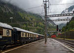Gezogen von einer SBB Re 8/8 (Doppeltraktion der Re 4/4 11194 und der Re 4/4 11156) verlsst der VSOE - Venice Simplon-Orient-Express von Amsterdam ber Brssel und Paris nach Venedig am 02 August