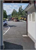 Ein Blick vom Bahnhofsgebàude auf den MOB Tm 4 auf dem überraschend sehr aufwändig sanierten  Abstellgleis  im neuen Bahnhof von St-Légier.