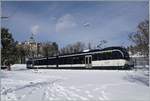 Der CEV MVR ABeh 2/6 7505 unterwegs nach Vevey beim Halt in Château de Blonay. Im Hintergrund das namensgebende Schloss. 

26. Jan. 2021