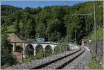 Ein Blick in Richtung Vers chez Robert (rechts im Bild) und den Baye de Clarens Viadukt mit dem TL Ce 2/3 der Blonay Chamby Bahn mit Beiwagen auf der Fahrt in Richtung Chamby.