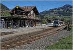 Der von Sarah Morris gestaltete Lenkerpendel  Monarch , bestehend aus ABt 341, Be 4/4 5001 und Bt 241, unterwegs als Regionalzug 2527 von der Lenk nach Rougemont beim Halt in Saanen.