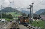 50 Jahre Blonay Chamby - Bündnertag im Saaneland: Das RhB Bernina Krokodil Ge 4/4 182 wartet mit seinem Zug nach Bulle in Rougemont die Überholung durch den IR 2123 ab.