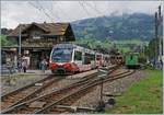 Grosser Bahnof in Saanen, der jedoch nicht dem bunten, für die Nankai Partner Bahn werbenden  Lenker -Pendel gilt.