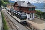 Der MOB Be 4/4 9201  Alpina  beim der einfahrt in den Bahnhof von Chamby, dessen Bahnhofsgebäude wunderschön restauriert wurde.