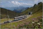 Der Beh 4/8 301 erreicht in Kürze die Gipfelstation Rochers de Naye.