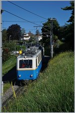 Der Bhe 2/4 203 verlässt Glion Richtung Montreux.