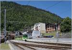 Ein ASD Regionalzug von Les Diablerets nach Aigle, bestehend aus dem Bt 431 (ex BLT) und dem BDe 4/4 403  Ollon , wendet im vor einigen Jahren neu gestalteten Bahnhof von Le Sépey.